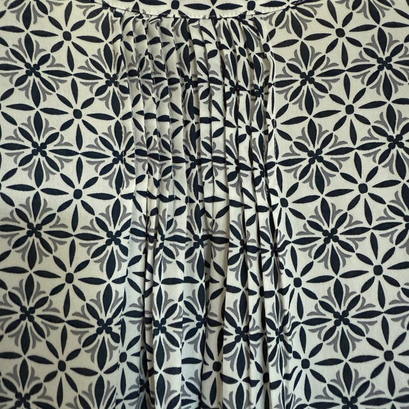 NOT YOUR DAUGHTER’S JEANS NYDJ Button Up Blouse Pleated Back Covered Buttons XS - Picture 7 of 9